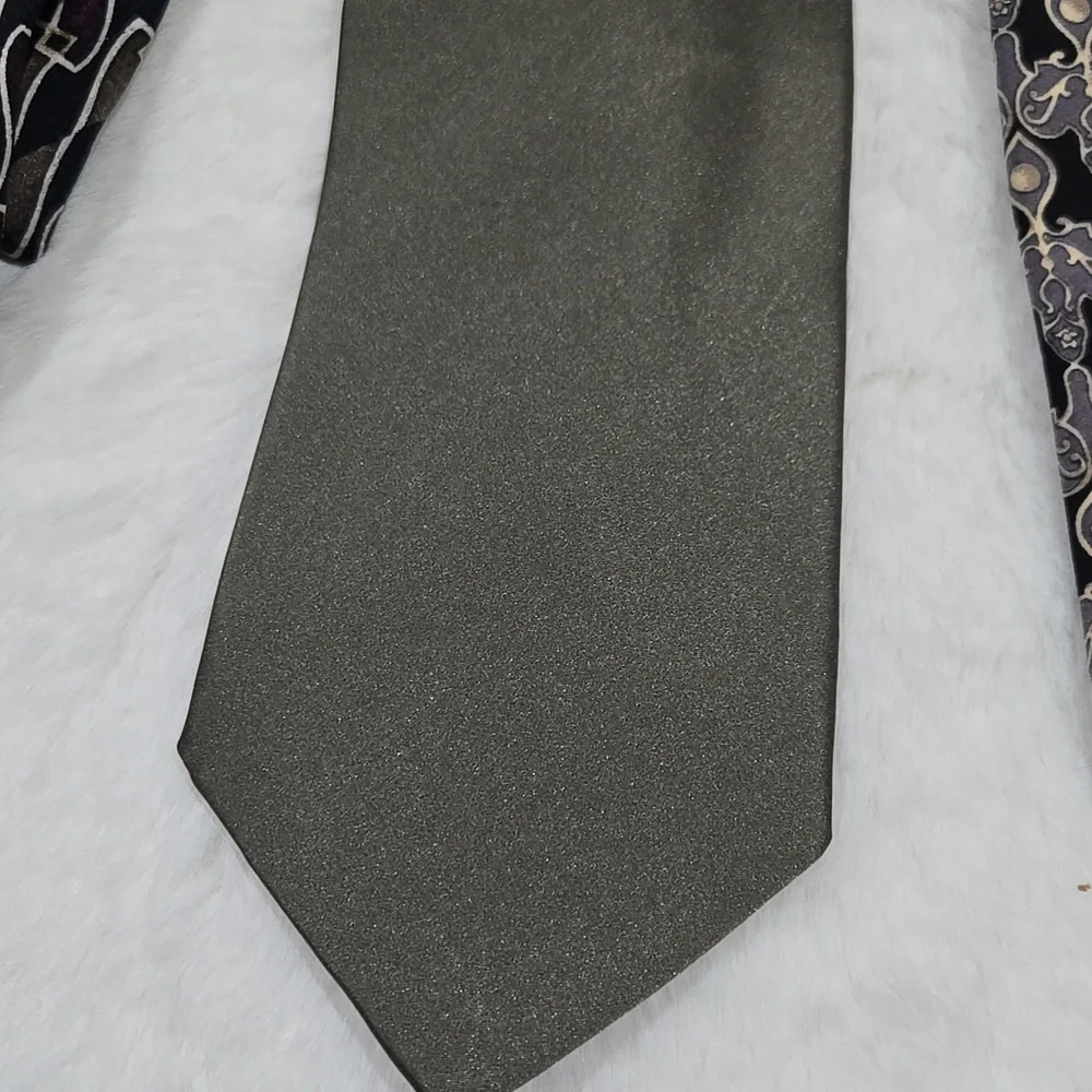 The Metropolitan Museum of Art 3 men's ties, hunter green black, gray